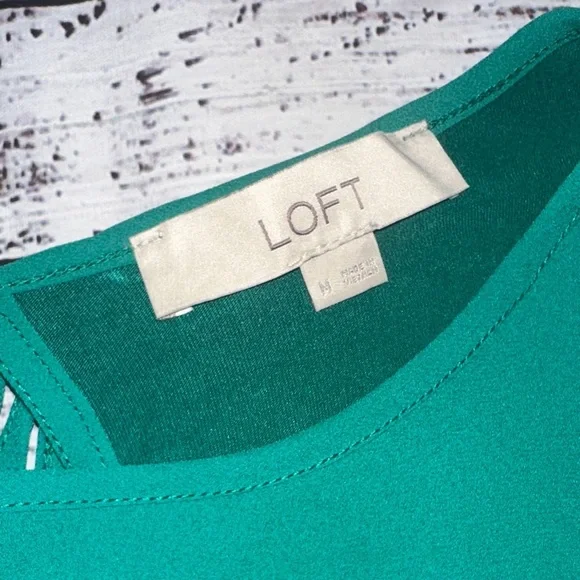 LOFT Vibrant Green Blouse with Bell Sleeves Sz. M - Picture 2 of 8